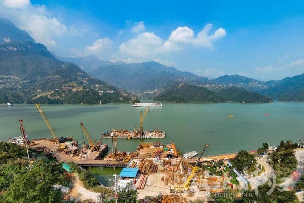 三峽樞紐江南成品油翻壩項(xiàng)目建設(shè)正酣